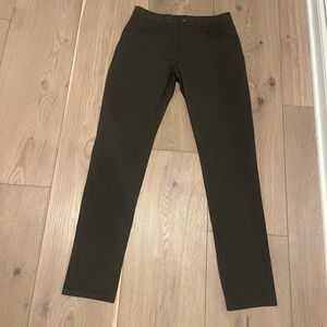 Vuori Men's Meta Slim in Dark Oregano 30L (inseam 32)